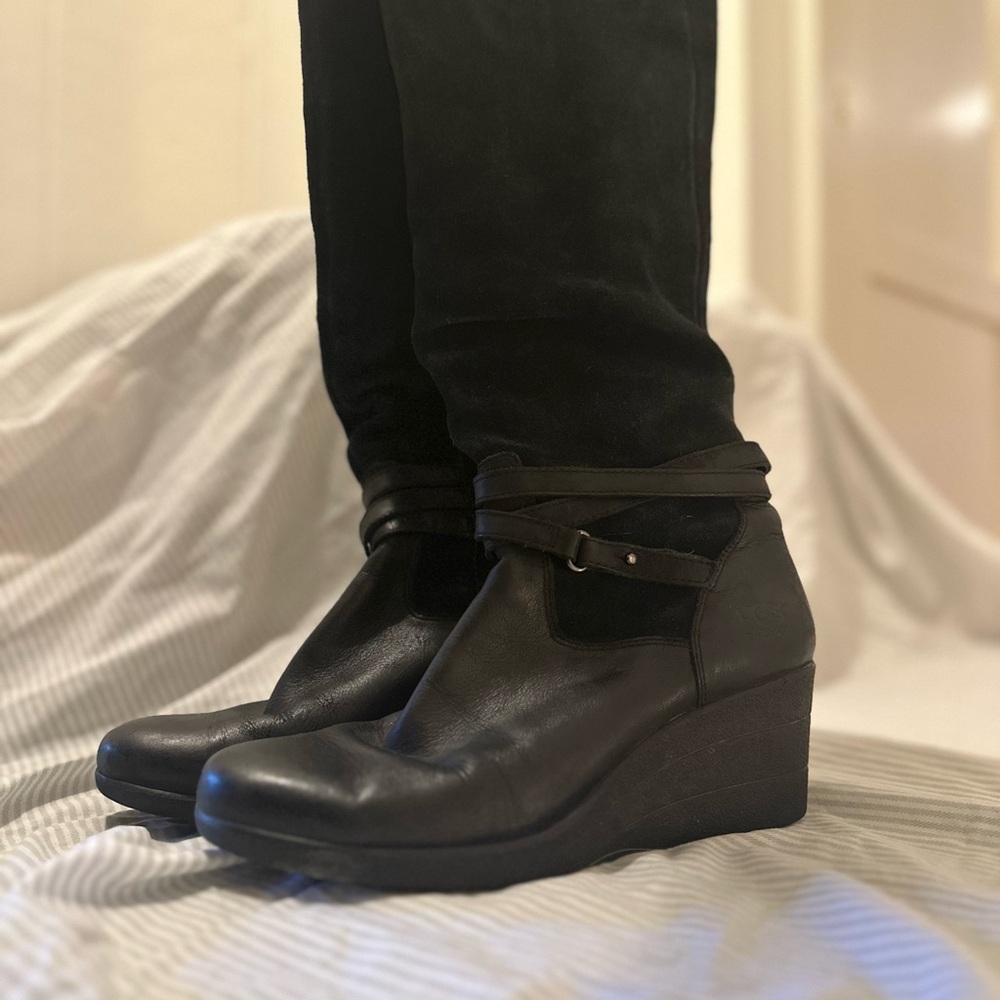 Women’s Uggs Size 8 Wedge Boots
